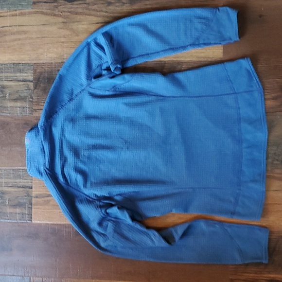 Patagonia Women's warm half zip top - Picture 7 of 7